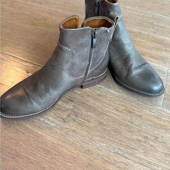 Franco Sarto Elin Gray Leather Ankle Boots Zip Pull Tab Size 9 - Picture 2 of 8